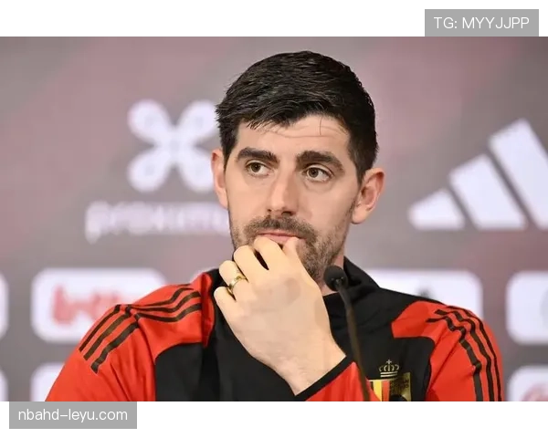 库尔图瓦再度加冕世界最佳门将，引发足坛热议